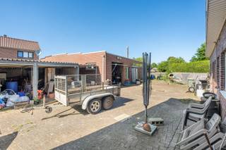 Deze halfvrijstaande woning bevindt zich aan de rand van Maaseik op fietsafstand van het centrum. De woning mét werkplaats van maar liefst...