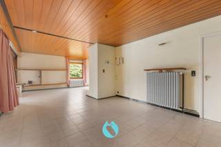 <p>Gelegen in de Doornzeelsestraat te Evergem vindt u deze charmante bungalow op een rustige, maar tegelijk goed bereikbare locatie. De woning bevindt zich in een aangename woonomgeving met een vlotte verbinding naar het centrum van Evergem, omliggende gemeenten en belangrijke invalswegen. Dankzij de nabijheid van winkels, scholen en openbaar vervoer geniet u hier van een praktische en comfortabele woonomgeving, ideaal voor gezinnen of wie graag gelijkvloers woont.</p><p></p><p>Via de inkomhal betreedt u de woning, die toegang biedt tot de verschillende ruimtes. De ruime en lichtrijke woonkamer valt meteen op door de grote raampartijen die zorgen voor een overvloed aan natuurlijk licht en een mooi uitzicht op de tuin. Aansluitend bevindt zich de veranda, een aangename extra ruimte waar u het hele jaar door kan ontspannen.</p><p></p><p>De keuken is functioneel ingericht en biedt voldoende plaats voor dagelijks gebruik. Verder telt de woning drie volwaardige slaapkamers, die flexibel kunnen ingericht worden als slaapkamer, bureau of hobbyruimte. De badkamer is praktisch uitgerust en daarnaast is er een apart gastentoilet voorzien.</p><p></p><p>Ook op vlak van bergruimte en parkeermogelijkheden scoort deze woning goed. Zo beschikt u over een inpandige garage en een aparte bergruimte, ideaal voor extra opslag.</p><p></p><p>Buiten zijn er nog twee bijkomende garages aanwezig, wat een grote meerwaarde biedt voor wie extra ruimte nodig heeft voor wagens, opslag of hobby’s. De ruime tuin vormt een echte troef en biedt tal van mogelijkheden voor ontspanning, tuinieren of het aanleggen van een gezellige buitenruimte naar eigen smaak.</p><p></p><p>Kortom, deze bungalow biedt een mooie combinatie van een gunstige ligging, een praktische indeling en heel wat potentieel voor wie op zoek is naar een comfortabele thuis in Evergem.</p><p></p><p>Wenst u deze woning en haar troeven zelf te ontdekken? Aarzel dan niet om een bezoek in te plannen.</p><p></p><p>Contacteer Chabelli telefonisch op 0499/84.71.00 of per e-mail via chabelli@vastgoeddevos.be.</p>