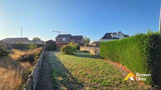 Op deze goede locatie in Bree vindt u een ruime halfopen woning met handelsruimte. De ligging is een troef en zal in de toekomst aan waarde...