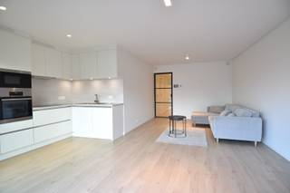Dit appartement in Kortrijk is een ideale optie voor wie op zoek is naar een comfortabel en energiezuinig appartement (zonnepanelen aanwezig!). Het appartement is gelegen in het centrum van Kortrijk nabij winkels, ontspanning, openbaar vervoer, belangrijke invalswegen. <br /><br />Inkomhal met apart gastentoilet, berging met aansluiting voor de wasmachine. Lichtrijke leefruimte met aansluitend de volledig uitgeruste keuken. Via het grote schuifraam kan u gezellig vertoeven in de zon op het terras.<br />Verder is er 1 ruime slaapkamer en de badkamer met inloopdouche. <br /><br />Daarnaast is er een gezellige gemeenschappelijke binnentuin waar bewoners in alle rust kunnen genieten van het groen en de buitenlucht.<br /><br />Kortom, dit appartement in Kortrijk is een unieke woonst met alle nodige faciliteiten.<br /><br />Huurprijs: 850 EUR/maand + 85 EUR/maand syndic of een totaal van 935 EUR/maand<br />Adres: Jan Persijnstraat 6/31, 8500 Kortrijk<br />Onze referentie: DEV4924
