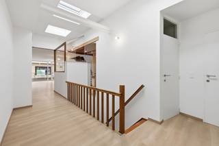 In de Ieperstraat, op een toplocatie in het hart van Poperinge, bevindt zich dit instapklare duplexappartement. Dankzij de centrale ligging geniet u van alle voorzieningen op wandelafstand. Bovendien beschikt het appartement over een gunstig EPC-label B, wat garant staat voor een energiezuinige woonervaring.<br /><br />De indeling is als volgt:<br /><br />We komen binnen langs de inkomhal. Op de eerste verdieping komen we in de hal met badkamer en slaapkamer die toegang biedt tot het dakterras (35m2). Verder komen we in de lichtrijke leefruimte met balkon met zicht op de Ieperstraat. Aansluitend aan de open keuken is er nog een praktische berging. Op de 2de verdieping is er nog een slaapkamer en apart toilet. Ten slotte is er nog een zolder.<br /><br />Aangezien het om een kleine residentie gaat, is er geen syndicus.<br /><br />Vrij vanaf 1/11/2026.<br /><br />Bent u op zoek naar een appartement in het hartje van Poperinge? Dan is dit uw kans!<br /><br />Benieuwd naar dit appartement te huur? Neem vandaag nog contact op met Immo Francois. Onze vastgoedexperten begeleiden je graag bij een bezoek. Denk je eraan om je woning/appartement in Poperinge te verhuren. Neem vrijblijvend contact op met Emmy Gesquiere van Immo Francois in Poperinge voor een gratis schatting via poperinge@immofrancois.be.<br /><br />Technische kenmerken:<br /><br />- Dubbele beglazing<br /><br />- Centrale verwarming op gas<br /><br />- Houtkachel<br /><br />- EPC label B<br /><br />- Conforme elektriciteit<br /><br />