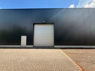 Opslagplaats van ca. 190m² met automatische sectionale poort, goede verbinding met E313.Indeling en omschrijving;Opslagplaats/werkplaats van ca...