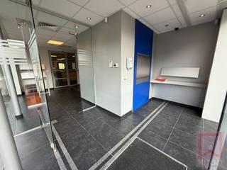 Instapklaar en hoogwaardig afgewerkt bemeubeld kantoor met 5 autostaanplaatsenDit uitstekend onderhouden en professioneel ingericht kantoor is...