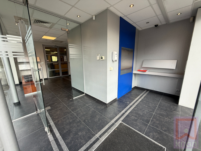 Stijlvol kantoor/handelspand op toplocatie centrum Geel met parking! - foto 3