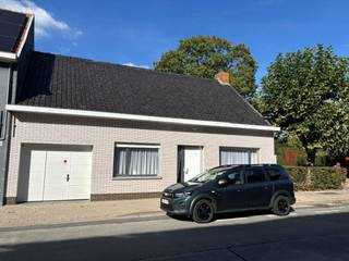 Te moderniseren halfopen woning met 2 slaapkamers (meer mogelijk), grote tuin en garage op een totale grondoppervlakte van 645m².<br />Ligt naast trage verbinding die wordt heraangelegd. De ruimtelijke visie voorziet langs de Barmbeek en de trage weg een groene, ecologische en recreatieve verbinding…<em><strong>AI werd gebruikt om woning op te ruimen met behoud van de bestaande inrichting en toestellen.</strong></em>