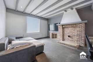 <p>&amp;#127969; Ruime gezinswoning met 4 slaapkamers, zuidgerichte tuin en tal van mogelijkheden!</p>

<p>Bent u op zoek naar een ruime gezinswoning met een uitstekende ligging nabij het centrum van Hooglede? Dan is deze deels gerenoveerde woning op een perceel van 746 m² zeker een bezoek waard! ✨</p>

<p>Via de inkomhal  komt u in de lichtrijke leefruimte, waar gezelligheid en comfort centraal staan. De aansluitende keuken geeft uit op de veranda, vanwaar u het hele jaar door geniet van een prachtig zicht op de zuidgerichte tuin. ☀️&amp;#127807; Daarnaast beschikt het gelijkvloers over een praktische berging en een inpandige garage. &amp;#128663;</p>

<p>Op de eerste verdieping bevinden zich vier volwaardige slaapkamers en een badkamer met ligbad, lavabo en toilet. Ideaal voor een groot gezin of voor wie extra ruimte wenst voor een bureau, hobbykamer of dressing. &amp;#128719;️</p>

<p>Ook de geïsoleerde zolder biedt heel wat mogelijkheden. Mits verdere afwerking kan deze perfect ingericht worden als extra slaapkamer(s), speelruimte of hobbykamer. &amp;#128230;</p>

<h3>&amp;#127775; Reeds uitgevoerde renovaties:</h3>

<p>✔️ Recente centrale verwarming op aardgas</p>

<p>✔️ Nieuwe ramen met hoogrendementsglas en elektrische rolluiken</p>

<p>✔️ Volledig vernieuwd en geïsoleerd dak</p>

<p>✔️ Vernieuwde elektriciteitsinstallatie</p>

<p>Dankzij deze belangrijke investeringen geniet u van een solide basis, terwijl u de woning verder naar eigen smaak kunt afwerken. &amp;#127912;</p>

<p>&amp;#128155; Een ruime woning met een zonnige tuin, vier slaapkamers en een uitstekende ligging. Ontdek zelf het potentieel en plan vandaag nog uw bezoek!</p>