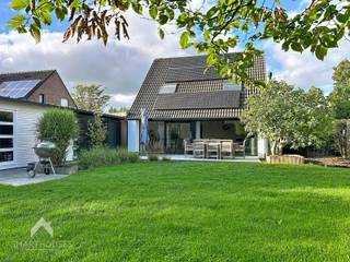 <p>Instapklare vrijstaande woning in een rustige en residentiele omgeving bestaande uit een inkomhal met afzonderlijk toilet, garage/polyvalente ruimte, lichtrijke leefruimte met eet-en zithoek, recent vernieuwde keuken en een privatieve zuid gerichte tuin met aangelegd terras en ruime tuinberging van +-30m². Op het verdiep zijn 3 volwaardige slaapkamers, ingerichte badkamer (ligbad, dubbele wastafel, inloopdouche en toilet) en een luik naar de bergzolder.</p>
<p></p>
<p>Extra troeven:</p>
<ul>
<li>Energiezuinig</li>
<li>Voorzien van zonnepanelen</li>
<li>Airco’s (gelijkvloers en verdiep)</li>
<li>Conforme keuring elektriciteit</li>
<li>Regenwaterput van 5.000L</li>
<li>Polyvalente ruimte op het gelijkvloers</li>
<li>Aangelegde voortuin met carport en oprit voor 4 wagens</li>
<li>Doodlopende straat</li>
<li>Vlotte verbinding naar scholen, winkels en openbaar vervoer</li>
<li>Instapklaar</li>
</ul>
<p></p>
<p>Deze woning is te koop ZONDER makelaar via het concept van Smart Houses! Wenst u verdere inlichtingen of bezoek? Contacteer rechtstreeks de eigenaar via +32468153200 of weidestraat25roeselare@gmail.com</p>