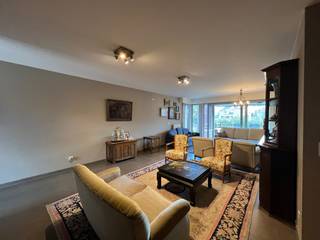 Groot appartement met 2 slaapkamers te huur in Lommel-centrum: * Indeling: inkomhal, toilet, woonkamer, keuken, veranda, nachthal, 2 slaapkamers,...