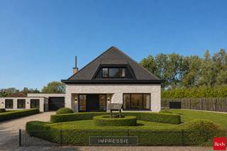 Op zoek naar een woning met ruimte, potentieel én een ideale ligging in het groen? Deze te renoveren open bebouwing in Putte, op de grens met Keerbergen, biedt een unieke kans voor wie wonen en werken wil combineren.<br /><br />De woning heeft een zeer ruime inkomhal met aansluitend leefruimte en gesloten keuken. De ruime badkamer is voorzien van zowel bad als douche. Verder zijn er drie volwaardige slaapkamers en een ruime zolder die volledig naar eigen smaak ingericht kan worden.<br /><br />Dankzij de enorm grote tuin (perceel van 23 are) geniet u hier van rust, privacy en een groene omgeving, ideaal voor gezinnen, tuinliefhebbers of wie graag buiten leeft.<br /><br />Een absolute troef zijn de verschillende bijgebouwen, perfect geschikt als atelier, opslagruimte, hobbyruimte of voor het uitoefenen van een bijberoep. Ook zelfstandigen of handige doe-het-zelvers vinden hier ongetwijfeld de ruimte die ze zoeken.<br /><br />Vooraan de woning bevindt zich een zeer ruime oprit met plaats voor meerdere wagens, camionette of mobilhome — ideaal voor bezoekers, zelfstandige activiteiten of grote gezinnen.<br /><br />Rustig gelegen in een groene omgeving en toch vlot bereikbaar, combineert dit eigendom landelijke charme met een uitstekende bereikbaarheid naar omliggende gemeenten.<br /><br />Contacteer Nico voor een bezoek ter plaatse via het nummer 0478 012 012 of via Nico@reds.be.