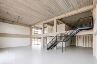 <strong>Kantoorruimte </strong>met een totale oppervlakte van<strong> 280 m²</strong><strong>.</strong><br />Dankzij de uitzonderlijke ligging aan de <strong>E40,</strong> afrit 9 Jette, is dit businesspark perfect bereikbaar met de wagen en geniet het van een sterke zichtlocatie langs de <strong>N290.</strong><br /><br />Het pand wordt casco opgeleverd, zodat het <strong>volledig op maat</strong> kan worden ingericht en perfect aansluit bij de specifieke wensen en behoeften van de gebruiker. Ideaal voor kantoren, al dan niet in combinatie met showroom, opslag of atelier. Volledig aanpasbaar aan jouw bedrijfsnoden.<br /><br />De gebouwen zijn ontworpen met het oog op de toekomst en uitgerust met hoogwaardige isolatie. Ze zijn voorbereid voor zonnepanelen, warmtepompen en laadinfrastructuur en worden afgewerkt met groendaken. Dankzij de grote raampartijen zijn de kantoren bovendien licht en aangenaam om in te werken, daarnaast zijn de sanitaire voorzieningen volledig vernieuwd en operationeel.<br /><br />Het terrein wordt maximaal onthard en voorzien van waterbuffering en een geavanceerd waterrecuperatiesysteem.<br /><br />Bovendien zijn er <strong>6 privatieve parkeerplaatsen</strong> beschikbaar, met de mogelijkheid om elektrische laadpunten te installeren. Daarnaast is er een binnen fietsenstalling aanwezig. Onmiddellijk beschikbaar! <br /><br />Contacteer <strong>PANORAMA B2B </strong>voor meer inlichtingen of een vrijblijvend plaatsbezoek via<strong> 0477 09 00 09.</strong>