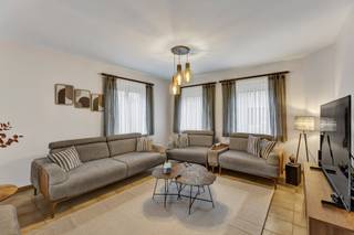 <p>Voor meer info of een bezoek, bel 053 59 49 31 - Deze <strong>instapklare halfopen bebouwing</strong> is gelegen in een zeer rustige buurt te <strong>Aalst</strong>. Dankzij de gunstige ligging geniet de woning niet alleen van rust, maar bevinden winkels, scholen en openbaar vervoer zich in de onmiddellijke nabijheid. Bovendien is de uitvalsweg naar de E40 vlot bereikbaar. Op het gelijkvloers omvat de woning een inkomhal met gastentoilet, <strong>een ruime en lichtrijke leefruimte met eetplaats</strong>, en <strong>een volledig geïnstalleerde keuken</strong> die aansluit op de berging/wasplaats. Verder is er <strong>een ruime garage met automatische poort</strong>, die plaats biedt voor het parkeren van een voertuig en het opbergen van fietsen en andere materialen. Buiten beschikt de woning over een oprit en <strong>een gezellig aangelegde tuin met oostgericht terras</strong>. Door de gunstige oriëntatie van de woning geniet men hier de volledige dag van zonlicht. Op de eerste verdieping bevindt zich een ruime badkamer, uitgerust met alle comfort: een bad, douche, dubbele lavabo en toilet. Daarnaast zijn er <strong>drie ruime slaapkamers</strong>, waarvan de master bedroom beschikt over een dressing/berging. Via een uitvouwbare trap is <strong>de zolderverdieping</strong> bereikbaar. Deze ruimte biedt tal van mogelijkheden, zoals het creëren van een extra slaapkamer, bureau, hobbyruimte of bijkomende stockage. <strong>Mogelijkheid tot overname van roerende goederen</strong> – <strong>EPC B</strong> – <strong>Asbestveilig</strong></p>