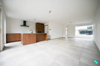 De splinternieuwe verkaveling 'Regina Vandaeleplein' aan de Maria van Bourgondiëstraat te Izegem (Bosmolens) bestaat in totaal uit 11 nieuwbouwwoningen met 3 tot 4 slaapkamers. De woningen hebben een open of halfopen karakter en beschikken over een strakke, aantrekkelijke architectuur. Er is geen klassieke betonnen of asfalt bestrating, maar een waterdoorlatende bestrating én een vlonderpad naar de naastliggende verkaveling om het traag verkeer te bemoedigen. Ideale woningen voor wie op zoek is naar een hoge woonkwaliteit in een rustige, groene omgeving. Lot 6 beschikt over een bewoonbare oppervlakte van 153,83m² en is gelegen op een zuid georiënteerd perceel van 239m². Indeling: Inkomhal met gastentoilet, ruime leefruimte met open geïnstalleerde keuken (koelkast, dampkap, inductiefornuis, vaatwasmachine, oven, anderhalve spoelbak) en annex berging. De eerste verdieping bestaat uit een nachthal, apart toilet, vier slaapkamers, de geïnstalleerde badkamer (ligbad, inloopdouche, dubbele wastafel) en de (technische) berging. De tuin werd aangelegd met een terras en carport . CV op aardgas (vloerverwarming) | Regenwater 10.000l | Max E-peil E30 (50% vermindering KI eerste 5 jaar) | Drie zonnepanelen voorzien | Dubbele beglazing PVC | Ventilatiesysteem D | Bepaalde afwerkingsmaterialen nog vrij te kiezen | Mogelijkheid tot complementaire functies aan het wonen (kantoor / vrij beroep) voor max. 30%. Contacteer ons voor meer informatie of een bezoek ter plaatse. 051 67 67 57 www.bordes.be