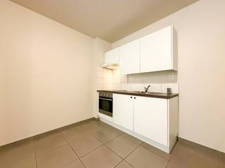 BEZOEKMOMENT VOLZET.<br />Gelijkvloers appartement (80 m²) met terrasje, even buiten het centrum van Torhout.<br />Het appartement is instapklaar, helemaal geschilderd en heeft volgende indeling: <br />inkomhal, leefruimte met open keuken (en doorgang met schuifraam naar terras), grote berging/wasplaats, apart toilet, badkamer (douche, lavabo) en 2 slaapkamers.<br />Vrij voor verhuur in overleg (kan vanaf 1 januari). Huurprijs: 635 euro per maand. Geen gemeenschappelijke kosten.