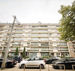 Dit ruime appartement op de 2de verdieping, in een residentieel gebouw met lift, is centraal gelegen nabij winkels, openbaar vervoer en...