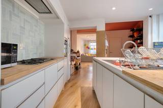 Deze JEUGDIGE woning met 3 SLAAPKAMERS & FIETSENGARAGE bevindt zich op een super centrale locatie in St-Jozef! Totale grondopp.: 85 m2...