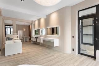 Dit volledig gerenoveerde gebouw bestaat uit drie energiezuinige loft-appartementen van elk ca. 150 m² met terrassen van ca. 15 m², en een...