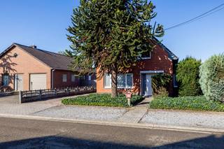 Gezellige woning gelegen te Eindhout op een perceel van 10 are 53 ca.<br /><br />De woning is rustig gelegen en geniet van een prachtig uitzicht op het omliggende groen. Dankzij het ruime perceel en de volledig omheinde tuin beschikt u hier over heel wat privacy en ruimte, ideaal om in alle rust te genieten van de buitenomgeving.<br /><br />De woning werd reeds op verschillende belangrijke punten vernieuwd, waaronder het dak en de ramen, wat meteen voor extra comfort en duurzaamheid zorgt. Momenteel beschikt de woning over 3 slaapkamers, badkamer, berging, keuken, eetkamer, kelder en zolderruimte.<br /><br />De volledig omheinde tuin biedt bovendien tal van mogelijkheden voor gezinnen, tuinliefhebbers of wie op zoek is naar een woning met voldoende buitenruimte.<br /><br />Troeven:<br /><br />Rustig gelegen te Eindhout<br />Perceel van 10 are 53 ca<br />Prachtig zicht op het groen<br />Volledig omheinde tuin<br />Vernieuwd dak<br />Vernieuwde ramen<br />Veel privacy en buitenruimte<br />Op 10 min van E313 richting Antwerpen en Hasselt<br /><br />Bel ons op 014/95.37.50 of mail naar secretariaat@degroot-celen.be voor meer informatie of een bezoek ter plaatse.<br /><br />Woongebied – Vergunning verleend – Geen dagvaarding – Geen voorkooprecht