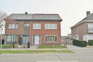 Deze verzorgde en instapklare gezinswoning bevindt zich op een aangename locatie aan de stadsrand van Herentals, waar u geniet van een rustige woonomgeving met een vlotte verbinding naar het centrum, winkels, scholen en belangrijke invalswegen. De woning combineert een solide bouw met ruime, lichtrijke kamers en een praktische indeling, wat ze bijzonder interessant maakt voor wie op zoek is naar een comfortabele gezinswoning zonder renovatieverplichting.<br /><br />Via de inkomhal betreedt u de woning en komt u terecht in de ruime en lichtrijke leefruimte. Dankzij de grote raampartijen geniet deze ruimte van veel natuurlijke lichtinval en een aangenaam open gevoel. De authentieke schouw vormt een sfeervol element in de woonkamer en creëert een gezellige leefomgeving. Aansluitend bevindt zich de keuken, die praktisch is ingericht met kookplaat, spoelbak en koelkast en beschikt over voldoende kastruimte. De aanwezige lichtkoepel zorgt hier bovendien voor extra daglicht en een aangename omgeving.<br /><br />Verder op het gelijkvloers vindt u een ruime wasplaats met aansluitingen voor wasmachine en droogkast, ideaal als praktische bergruimte of bijkomende werkruimte. Ook een gastentoilet is hier voorzien.<br /><br />De eerste verdieping omvat een nachthal die toegang geeft tot drie volwaardige slaapkamers. De kamers zijn ruim, lichtrijk en praktisch in te richten, waarbij één slaapkamer bovendien beschikt over ingemaakte kasten. De badkamer is uitgerust met een ligbad, lavabo en toilet en geniet dankzij het raam van natuurlijke verluchting en lichtinval.<br /><br />Daarnaast beschikt de woning over een ruime en droge kelder, perfect geschikt als extra opslagruimte.<br /><br />Op technisch vlak scoort de woning eveneens goed. De verwarming gebeurt via aardgas en de brander werd recent vernieuwd. Met een EPC-label D is er bovendien geen renovatieverplichting. Zowel het zadeldak als het platte dak werden reeds vernieuwd en voorzien van een lichtkoepel, wat bijdraagt aan extra comfort en duurzaamheid.<br /><br />Ook buiten heeft deze woning heel wat te bieden. Vanuit de keuken bereikt u het overdekte terras, een aangename plek waar u beschut kan genieten van het buitenleven. De gezellige stadstuin vormt een groene en onderhoudsvriendelijke buitenruimte. Achteraan bevindt zich bovendien een ruime garage en een praktische oprit met voldoende parkeergelegenheid.<br /><br />Kortom, een solide en instapklare woning met veel potentieel, ruime kamers en een aangename buitenruimte, gelegen op een gunstige locatie nabij het centrum van Herentals. Ideaal voor gezinnen of koppels die comfortabel willen wonen met alle voorzieningen binnen handbereik.<br /><br />Kom snel deze woning samen met ons ontdekken. Contacteer Dupont Vastgoed - Jonas Knaepen (BIV 518894) voor een bezoek ter plaatse op 0471 91 88 46.