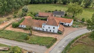 <p>In het landelijke Denderwindeke vindt u deze karaktervolle hoeve met heel wat potentieel. </p><p>Het pand dateert van de jaren '30 en ligt op een ruim perceel van 1.678 m². De woning telt twee bouwlagen met in totaal een bewoonbare oppervlakte van 235 m² en is toe aan renovatie, wat ruimte laat voor afwerking naar eigen smaak. </p><p>Het gelijkvloers omvat onder andere een ruime woonkamer van 49 m² met houtkachel, een leefkeuken, een bureau of eerste slaapkamer en een badkamer. Op het verdiep vinden we onder meer 4 slaapkamers en een badkamer. Bij de woning horen daarnaast een garage van 104 m² en bijgebouwen van 192 m² wat dan weer extra mogelijkheden met zich meebrengt. Ondanks de landelijke ligging bevindt u zich op korte afstand van winkels, scholen en openbaar vervoer. EPC-label F</p>