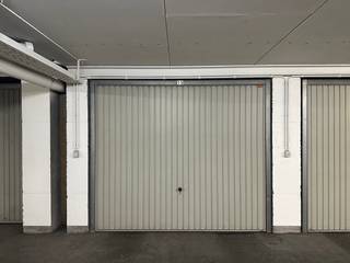 Afgesloten garagebox in een ondergronds garagecomplex. Gelegen in het centrum in Oostende nabij het stadhuis. Vrij vanaf 1/09/2025. Huurprijs € 95 +...