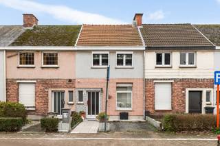 Centraal gelegen woning op wandelafstand van het centrum, met alle scholen, enkele winkels (Jumbo) en het openbaar vervoer vlakbij.  De oprit van...