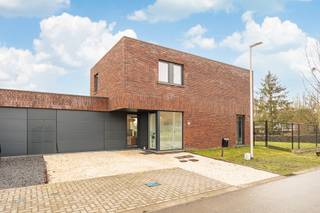 ENERGIEZUINIGE, INSTAPKLARE GEZINSWONING (HOB) MET 3 SLAAPKAMERS, RUIME GARAGE EN OPEN INDELING OP EEN AANGENAAM PERCEEL GELEGEN IN EEN...