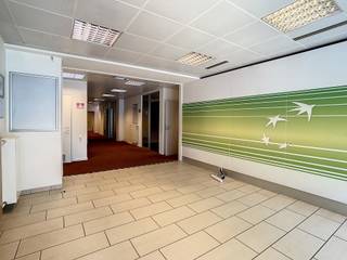 Dit handelspand met toplocatie en veel visibiliteit bevindt zich op het Dorp te Denderhoutem, een ruime parking aan de overkant van de straat...