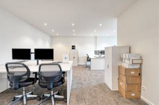 In bedrijvencentrum Intraxie te Roeselare-Rumbeke bevindt zich dit instapklaar kantoor van ca. 85m².De ideale coworking-locatie waarbij u een eigen afgesloten bureel heeft en mee kan genieten van de collectieve voorzieningen zoals ondermeer een gezellige binnentuin, bar, ingerichte keuken met alle voorzieningen, zongericht terras,.. Dit zijn enkele van de troeven die de ruimtes aangenaam en anders maken naar de standaard kantoren.Door deze gemeenschappelijke ruimtes slagen de ondernemingen er ook in elkaar te ontmoeten binnen het centrum en gezamenlijk aan projecten te werken, wat door vele bedrijven als een extra troef wordt aanzien!Op heden zijn onder andere volgende partijen hier gevestigd: renovatie-, schildersbedrijf, architectenkantoor, ingenieurskantoor, webbedrijf, ...* Voorzieningen kantoor:- verwarming op gas- airco- verlichting- veel natuurlijke lichtinval* Gemeenschappelijke meeting room met smartboard, keuken, sanitair, bar zijn bijkomende ruimtes die gebruikt kunnen worden. * Parking op de siteUitstekende ligging door vlotte bereikbaarheid, nabij op-en afrit Roeselare-Izegem.Kortom een opportuniteit indien u op zoek bent naar een locatie waar coworking mogelijk is en waar gebruik gemaakt kan worden van de verschillende faciliteiten zoals de meeting rooms, ingerichte keuken, binnentuin, terras, ...Bent u op zoek naar bedrijfsvastgoed bestaande uit een kantoor ter beschikking gesteld in Roeselare? Aarzel dan niet om ons te contacteren op het nummer 051 21 22 23.Dit betreft een terbeschikkingstelling van kantoren met diensten.