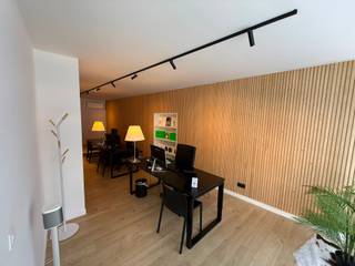 Kantoor-/winkelruimte te huur op toplocatie in Tielt<br /><br />Bent u op zoek naar een instapklare kantoorruimte op een uitstekende locatie? Dan is dit uw kans!<br /><br />Deze kantoorruimte is gelegen op de Markt van Tielt, een centrale en vlot bereikbare locatie met uitstekende visibiliteit voor klanten en bezoekers.<br /><br />