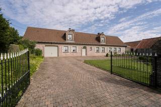 Bent u op zoek naar een karaktervolle eigendom met enorm veel potentieel in een oase van rust? Deze prachtig gelegen hoeve met bijgebouwen en weilanden te koop in Kerkhove (Avelgem) biedt u een unieke kans. Gelegen op een indrukwekkend perceel van maar liefst 2,47 hectare, is dit de droomlocatie voor wie houdt van landelijk en groen wonen.<br /><br />De woning zelf is stevig gebouwd en vormt de perfecte basis voor uw renovatie- of opfrisproject. De volledige eerste verdieping kan nog volledig naar eigen smaak ingericht worden.<br /><br />Dankzij de uitgestrekte grond en de functionele bijgebouwen is dit vastgoed ideaal voor paardenliefhebbers, zelfstandigen of wie nood heeft aan extra opslag- en leefruimte.<br /><br />INDELING<br /><br />Inkomhal met toilet - living en leefruimte - keuken - veranda - tuin - slaapkamer 1 - badkamer - slaapkamer 2 - garage - zolder <br /><br />Oude koeienstal - oude varkensstal - berging - overdekte open loods<br /><br />ALGEMEEN<br /><br />- Vrij van pacht<br />- Uitstekende ligging<br />- Schrijnwerk: hout (dubbel glas)<br />- Regenwater & grondwater<br />- Momenteel gekend als landbouwwoning<br /><br />Interesse? Maak nu jouw afspraak voor een bezoek via matisse.vandererven@dewaele.com of via 0472 18 64 20.<br /><br />Dit pand is onderworpen aan de renovatieverplichting van de Vlaamse overheid voor residentiële gebouwen (behoudens bij sloop binnen 5 jaar na de aankoop). Consulteer voor meer informatie de website van het Vlaams Energie- en Klimaatagentschap via https://www.vlaanderen.be/een-woning-kopen/renovatieverplichting-voor-residentiele-gebouwen<br /><br />Bestuursmaatregelen in het maatregelenregister: nee