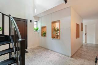 Instapklare villa met zwemspa op ruim perceel in Kapellenbos!Deze volledig gerenoveerde villa op een prachtig perceel van ca. 2.823 m² biedt een zee...