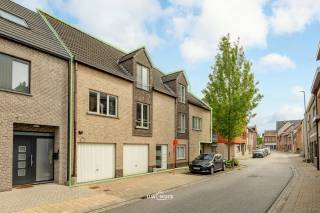 Dans le quartier convivial du centre Kleinhulst à Hamme, nous vous proposons une excellente opportunité d'investissement. Cet immeuble de...