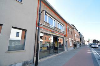 Appartement op de 1ste verdieping met twee slaapkamers, centraal gelegen in het centrum van Sint-Job. Het appartement is 93m² groot en is als...