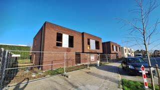 <strong>Halfopen nieuwbouwwoning te koop – Monica Vancloosterstraat, Roeselare (Beveren)</strong><br /><br />Deze moderne<strong> halfopen nieuwbouwwoning </strong>maakt deel uit van een stijlvol nieuwbouwproject in de rustige Monica Vancloosterstraat te Roeselare (Beveren).<br />Met een perceel van <strong>286 m²</strong> en een doordachte indeling biedt deze woning comfort, ruimte en energiezuinig woonplezier.<br /><br /><strong>Indeling gelijkvloers</strong><br />Via de inkomhal kom je binnen in de <strong>lichtrijke leefruimte met open keuken</strong>, ontworpen voor maximaal licht en een ruimtelijk gevoel. Aansluitend bevindt zich een <strong>grote berging van 10 m²</strong>, ideaal als voorraad- of wasruimte.<br />De woning beschikt verder over een <strong>tuinberging, carport, ruime oprit, terras</strong> en een aangelegde tuin — perfect om meteen zorgeloos te genieten van je nieuwe thuis.<br /><br /><strong>Indeling verdieping</strong><br />Op de bovenverdieping vind je een functionele <strong>nachthal</strong>, die ook de mogelijkheid biedt om een <strong>bureau of werkhoek</strong> te creëren.<br />Daarnaast zijn er <strong>drie slaapkamers</strong> (17 m², 9 m² en 9 m²) en een volledig uitgeruste badkamer met<strong> inloopdouche, ligbad en dubbel lavabomeubel</strong>. Een <strong>afzonderlijk toilet </strong>en bovenberging maken deze verdieping volledig.<br /><br /><strong>Energiezuinig &amp; modern</strong><br />Zoals de andere woningen in het project is ook deze woning <strong>energiezuinig </strong>(E-peil ≤ 30) en uitgerust met <strong>zonnepanelen</strong>, een <strong>warmtepomp </strong>en <strong>vloerverwarming</strong>.<br />Dankzij deze technieken geniet je van een laag energieverbruik en een toekomstgerichte woning.<br /><br /><strong>Topligging</strong><br />De woning ligt in een rustige, nieuwe woonomgeving in Beveren (Roeselare), met:
<ul>
	<li><strong>Snelle verbinding naar de E403</strong> (Brugge – Kortrijk)</li>
	<li><strong>Vlotte bereikbaarheid van het centrum van Roeselare</strong></li>
	<li>Winkels, scholen en sportfaciliteiten in de buurt</li>
	<li>Een kindvriendelijke woonomgeving met groene accenten</li>
</ul>
<br /><strong>Prijs: € 385.587 excl. kosten</strong><br /><strong>Perceel: 286 m²</strong><br /><br />* Foto's binnenzijde van een gelijkaardige woning *<br /><br />Neem contact voor een vrijblijvend bezoek via <strong>051 21 11 11</strong> of <strong>matias@imfiro.be</strong>