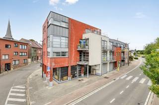 Immo Pické biedt U dit zeer goed onderhouden appartement aan gelegen op de eerste verdieping (met lift). Het appartement is gelegen in het centrum van Vlezenbeek en bijgevolg in de onmiddellijke omgeving van scholen, openbaar vervoer, winkels en de Brusselse Ring. Het appartement bestaat uit een inkomhal met gastentoilet, een lichtrijke woonkamer met open geïnstalleerde keuken, een bergplaats, een douchekamer en 2 slaapkamers. Daarnaast beschikt dit appartement over een terras en een gesloten garagebox achter het gebouw (met extra bergruimte). Maandelijkse lasten: ongeveer 165 euro.