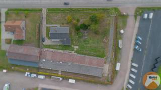 LOKEREN - Landelijk gelegen bedrijfswoning met stallencomplex<br /><br />Deze gunstig gelegen hoeve in bungalowstijl, te renoveren naar eigen smaak, bevindt zich op een perceel van 3.942 m². De eigendom geniet een rustige, landelijke ligging, maar ligt tegelijk dicht bij belangrijke verbindingswegen zoals de E17 en R4. Beervelde-dorp bevindt zich op korte afstand, terwijl Lokeren en Lochristi slechts ongeveer 10 minuten rijden zijn.<br /><br />De woning is opgetrokken in bungalowstijl en beschikt over een praktische indeling. Je komt binnen in een lichtrijke, ruime centrale inkomhal die toegang biedt tot de woonkamer, keuken, drie slaapkamers, toilet en badkamer. Daarnaast is er een aanpalende garage en een zolderruimte, die ideaal dienst kan doen als extra berging.<br /><br />De woning wordt verwarmd op stookolie. Bovendien beschikt het pand over een kruipruimte en een aparte oprit die rechtstreeks toegang biedt tot het stallencomplex.<br /><br />De eigendom is gelegen in agrarisch gebied, waardoor ze uitsluitend bestemd is voor landbouwactiviteiten. Een louter woongebruik zonder landbouwfunctie is in deze zone momenteel niet toegestaan. De mogelijkheid om de site om te vormen tot een particuliere eengezinswoning met loods wordt momenteel onderzocht bij de stad Lokeren.<br /><br />Achteraan het perceel bevindt zich een ruim stallencomplex, bestaande uit acht compartimenten van telkens circa 50 m² en een grote centrale stal van ongeveer 375 m². De totale afmetingen van de stal bedragen ongeveer 55 meter lang en 15,5 meter breed.<br /><br />Interesse om de woning te bezoeken? Neem contact op via 053/60.65.66 voor een afspraak.