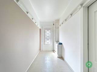 Deze charmante woning is uitstekend gelegen in de Torhout, op wandelafstand van winkels, scholen, openbaar vervoer en het ziekenhuis. Een ideale opportuniteit voor starters, investeerders of wie op zoek is naar een centrale en praktische ligging.<br /><br />Bij het betreden van de woning komt u in de inkomhal die toegang geeft tot de lichtrijke leefruimte, ingedeeld in een gezellige zit- en eetplaats. Aansluitend bevindt zich de keuken met directe toegang tot de tuin. Op het gelijkvloers vindt u verder nog een gastentoilet, een praktische berging en een toegankelijke kelder.<br /><br />De eerste verdieping omvat een nachthal, twee volwaardige slaapkamers en een badkamer. Via een vaste trap bereikt u de zolderverdieping, die ingericht is als derde slaapkamer.<br /><br />De volledig omheinde tuin biedt een aangename buitenruimte waar het heerlijk vertoeven is.<br /><br />Troeven:<br />✔ EPC label D – geen renovatieverplichting<br />✔ Centrale en vlot bereikbare ligging<br />✔ 3 slaapkamers<br />✔ Onmiddellijk beschikbaar bij akte (uitdovende huurovereenkomst)<br /><br />Interesse in deze woning? Neem contact met ons op en plan uw bezoek.