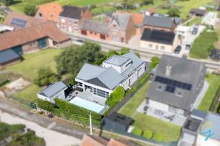 <p>Voor een bezoek bel Saimen: 0470 79 24 20 of mail: saimen@cornelis-goeman.be - NIEUW: Ontdek de mogelijkheden met AI op onze website: www.cornelis-goeman.be <br />In het landelijke en gegeerde Sint-Lievens-Esse, een deelgemeente van Herzele, bevindt zich deze uitzonderlijk verzorgde open bebouwing uit 2008. Een eigendom die meteen indruk maakt dankzij haar stijlvolle architectuur en is in uitstekende staat van onderhoud.<br /><br />Hier geniet u van een unieke combinatie van ruimte, comfort en privacy, op een rustige locatie met vlotte verbindingen naar Herzele, Zottegem en de belangrijkste invalswegen.<br /><br />De woning beschikt over lichtrijke leefruimtes, en een slaapkamer met aansluitend een ruime dressing, en een riante badkamer met inloopdouche met een hoogwaardige afwerking en een doordachte indeling die perfect aansluit bij de hedendaagse woonbehoeften. Grote raampartijen zorgen voor een overvloed aan natuurlijk licht en creëren een aangename verbinding tussen binnen en buiten.<br /><br />Buiten wacht een prachtig aangelegde tuin waar rust en ontspanning centraal staan. Het ruime zonneterras en het stijlvolle zwembad vormen de ideale setting om te genieten van lange zomeravonden met familie en vrienden. Dankzij de open bebouwing geniet u bovendien van maximale privacy en een aangenaam ruimtegevoel.<br /><br />✔ EPC B<br />✔ Bouwjaar 2008<br />✔ Instapklaar en uitstekend afgewerkt<br />✔ Ruime en lichtrijke leefruimtes<br />✔ Prachtig aangelegde tuin<br />✔ Veel privacy en wooncomfort<br />Een unieke kans voor wie op zoek is naar een exclusieve, instapklare woning waar kwaliteit, comfort en rust hand in hand gaan.</p>