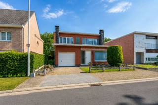 <p>Deze te renoveren woning is rustig gelegen op het einde van een doodlopende straat. Winkels, scholen en openbaar vervoer bevinden zich op korte afstand. Ook de E313 is vlot bereikbaar, wat zorgt voor een uitstekende verbinding richting Antwerpen en Hasselt.</p><p>De woning bevindt zich op een prachtig perceel van maar liefst 1.178 m². Het perceel is tevens langs de achterzijde te bereiken via een sertivitude weg.</p><p>Indeling gelijkvloers: inkomhal, een lichtrijke living met gashaard en aansluitend een veranda. Vanuit de living bereikt u de keuken, waar een gedeeltelijk open keuken kan worden gecreëerd. Verder beschikt deze verdieping over een berging en badkamer met toilet. Op de eerste verdieping bevinden zich de nachthal en 4 slaapkamers van respectievelijk 11 m², 11,5 m², 15 m² en 16 m². Eén van de slaapkamers kan desgewenst worden ingericht als extra badkamer. Renovatieplicht is van toepassing ( EPC label F)</p><p>Verder beschikt de woning over een kelder, een inpandige garage en een terras met terrasoverkapping. De volledig omheinde tuin met tuinberging vormt een absolute troef voor tuinliefhebbers.</p><p>Een ideale gezinswoning voor wie op zoek is naar ruimte, rust en de mogelijkheid om een eigen droomhuis te creëren op een groot perceel. Wees er snel bij en maak vandaag nog een afspraak voor een persoonlijke rondleiding en bel: 0486 63 14 65</p>
