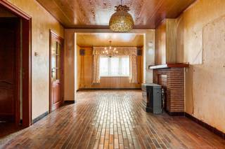 <p><span>Deze te renoveren woning is gelegen op een </span><span>goed bereikbare locatie in Duffel</span><span>, op korte afstand van het </span><span>station</span><span> en met een vlotte verbinding richting de </span><span>E19</span><span>. De woning beschikt vandaag reeds over een </span><span>praktische en aangename indeling</span><span>, maar biedt dankzij de nodige renovatiewerken heel wat mogelijkheden om ze volledig naar eigen smaak en woonwensen te moderniseren.</span></p><p><span>Via de inkomhal bereiken we de </span><span>ruime woonkamer</span><span>, die in het verlengde toegang geeft tot de voorziene ruimte voor een </span><span>ruime leefkeuken</span><span>. Dankzij de open verbinding en het zicht op de tuin kan hier een aangename leefruimte worden gecreëerd met een sterke connectie tussen de woning en de tuin. Grenzend aan de keuken bevinden zich </span><span>twee praktische bergingen</span><span> en een </span><span>afzonderlijk toilet</span><span>. Onder de trap is er bovendien toegang tot een beperkte kelder.</span></p><p><span>Op de eerste verdieping bevinden zich een badkamer, </span><span>twee volwaardige slaapkamers</span><span> en een </span><span>derde, kleinere kamer</span><span>. Deze ruimte kan flexibel worden ingericht als dressing, bureau, babykamer of hobbyruimte, afhankelijk van de noden van de toekomstige bewoners.</span></p><p><span>Een absolute meerwaarde is de </span><span>ruime zolderverdieping</span><span>. Deze biedt de mogelijkheid om de </span><span>bestaande woonoppervlakte verder uit te breiden</span><span> en kan mits de nodige inrichting perfect worden omgevormd tot bijvoorbeeld een </span><span>extra slaapkamer, bureau of hobbyruimte.</span></p><p><span>Achteraan geniet de woning van een </span><span>zuidgerichte tuin</span><span>, waar het aangenaam vertoeven is. Helemaal achteraan bevindt zich bovendien een uitzonderlijk ruim </span><span>bijgebouw van maar liefst 47 m²</span><span>. Deze polyvalente ruimte biedt tal van mogelijkheden en kan verschillende invullingen krijgen.</span></p><p><span>Een bijzonder grote troef is de rechtstreekse bereikbaarheid van het bijgebouw via de weg naast huisnummer 3. Hierdoor beschikt de woning over een </span><span>handige achteruitgang</span><span>, wat een enorme meerwaarde is voor het gebruik van het bijgebouw én voor het praktisch bereikbaar maken van de achterzijde van het perceel.</span></p>