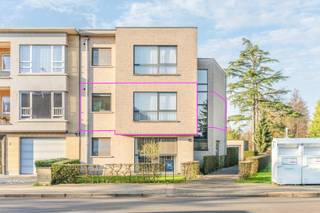 Welkom in de Constant Van Goeystraat, gelegen vlakbij het centrum van Zwijndrecht en op wandelafstand van openbaar vervoer.Dit rustig gelegen...