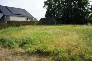 <p><span>Terrain à bâtir de 771 m² destiné à une construction individuelle à Oostmalle.</span><span> </span></p><p><span> </span></p><p><span>Ce terrain à bâtir est adapté à la construction d'une maison individuelle. </span></p><p><span> </span></p><p><span>Largeur du terrain = environ 19,60 m. </span></p><p><span>Profondeur = environ 40 m. </span></p><p><span>Marge latérale par rapport au terrain = façade latérale à 3 m de la limite latérale. </span></p><p><span>Façade arrière à au moins 8 m de la façade avant. </span></p><p><span>Largeur de la façade avant : au moins 7 m. </span></p><p><span>Hauteur de construction de la corniche : max. 6 m et hauteur au faîte : max. 11 m. </span></p><p><span>Toit en pente avec une inclinaison comprise entre 35° et 55° minimum ; toit plat autorisé en cas d'extension. </span></p><p><span>Implantation des dépendances : à au moins 10 m de la ligne de construction de la façade arrière. </span></p><p><span> </span></p><p><span>Pour plus d'informations : par téléphone au 0477 52 54 81 et par e-mail à <span>cs@janssenenjanssen.be</span></span><span>. </span></p><p><span> </span></p><p><span>Informations urbanistiques : pas de permis requis, permis de lotissement, pas de droit de préemption, aucune mesure de réhabilitation sociale imposée, zone résidentielle. </span></p>