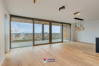Op de 7de verdieping van residentie Pergola, in het hippe en bruisende De Nieuwe Dokken, bevindt zich dit uitzonderlijk luxueus afgewerkte appartement van maar liefst 121 m². Een stijlvolle woonbeleving waar ruimte, comfort en een fenomenaal uitzicht over het water en de stad Gent perfect samenkomen.<br />De ruime leefruimte baadt in het licht en sluit naadloos aan op het inpandige terras, vanwaar u elke dag geniet van een uniek zicht richting de Gentse binnenstad. De open keuken is volledig ingericht en afgewerkt met hoogwaardige materialen, perfect voor wie houdt van koken én gezellig tafelen.<br />Het appartement beschikt over twee ruime slaapkamers en een luxueuze badkamer met zowel een ligbad als een royale inloopdouche. In elke kamer, inclusief de badkamer, zijn stijlvolle ingemaakte kasten voorzien, waardoor comfort en opbergruimte hand in hand gaan.<br />De warme parketvloeren, gezellige inkomhal met zitbank en ingemaakte kasten en de ruime berging met extra maatkasten en wastafel onderstrepen de aandacht voor detail en wooncomfort.<br />Hier woont u in een rustige, moderne omgeving aan het water, maar tegelijk op wandelafstand van het historische centrum van Gent. Ook het station en de belangrijkste invalswegen zijn vlot bereikbaar.<br />Een bijzonder appartement voor wie verfijnd en comfortabel wil wonen op een toplocatie in Gent.<br /><br />Syndicuskosten: 150€/mnd<br />Bezoekdag: Woensdag 19 augustus