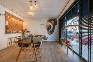 Op zoek naar een unieke combinatie van wonen en werken op toplocatie nabij Gent? Dit indrukwekkende gelijkvloers appartement in loftstijl, met...