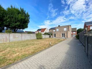 Afgesloten garage gelegen nabij het centrum van Geel.<br /><br />Huurwaarborg: 300 euro (via Korfine)<br />Huurprijs: 100 euro per maand<br /><br />De garage is onmiddellijk beschikbaar.<br /><br />Wenst u meer info?<br />U kan ons bereiken via verhuur@vastengoed.be of via 014/ 72 73 74.