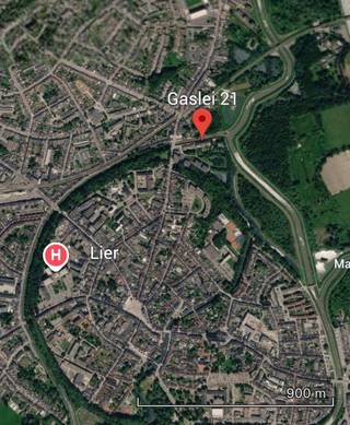 <p>ONDER OPTIE!!</p><p>Gerenoveerde stadswoning met 3 slaapkamers aan Lierse vesten</p><p>Deze energiezuinige stadswoning bevindt zich op een boogscheut van het centrum van Lier, in een doodlopende straat aan het water en vlakbij de groene stadsvesten. Een ideale woning voor starters en jonge gezinnen die rustig willen wonen, vlakbij winkels, openbaar vervoer en scholen.</p><p>We betreden de woning via de inkomhal, die toegang geeft tot het gastentoilet en de gezellige leefruimte. Aansluitend vinden we de centrale trappenhal en een praktische berging met wasplaats. Achteraan bevindt zich de ruime, volledig uitgeruste keuken met koele berging, die rechtstreeks toegang geeft tot het zuidgerichte terras met stadstuintje. Hier kan je heerlijk genieten van de zon en het groene uitzicht achteraan.</p><p>Op de eerste verdieping komen we uit in een handige dressing, die toegang geeft tot de eerste slaapkamer enerzijds en de ruime badkamer anderzijds. Deze is voorzien van een toilet, inloopdouche, comfortabel tweepersoonsbad en dubbele lavabo.</p><p>Via de vaste trap bereiken we de tweede verdieping, waar zich nog twee slaapkamers bevinden. Doorheen de woning werd de beschikbare ruimte bovendien optimaal benut, waardoor er verrassend veel extra opbergruimte aanwezig is.</p><p>De woning werd volledig gerenoveerd en combineert het karakter van een charmante stadswoning met hedendaags comfort. Met een EPC-label B (129 kWh/m²), vloerverwarming op het gelijkvloers en airconditioning in de slaapkamers is ook aan energiezuinigheid en comfort gedacht. Het dak werd bovendien volledig vernieuwd in 2022.</p><p>EXTRA:</p><p>* EPC-label B – 129 kWh/m²<br />* Volledig gerenoveerd in 2015<br />* Dak vernieuwd in 2022<br />* Airconditioning in de slaapkamers<br />* Vloerverwarming op het gelijkvloers<br />* Zuidgericht terras en stadstuintje<br />* Verrassend veel praktische opbergruimte<br />* Rustige ligging aan het water in een groene omgeving<br />* Stadskern en station op wandelafstand</p>