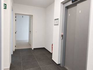 Dit spiksplinternieuwe appartement in Neerpelt-Centrum wordt verkocht!<br /><br />Dit appartement in een fantastisch mooi complex is instapklaar op zoek naar zijn eerste eigenaar. Het appartement is voorzien van alle nodige toeters en bellen. <br /><br />Via de lift (of de trappenhal) is er toegang naar dit appartement dat gelegen is op het tweede verdiep. We komen via een nette hal binnen die voorzien is van een nis voor jassen en schoenen te plaatsen.<br />De glazen deur tussen de hal en leefruimte is direct een mooie eyecatcher. In de leefruimte vinden we vervolgens een open keuken met een spoelbak, vaatwasser, inductievuur en afzuiging, combi-oven en koelkast. Ook is er een eiland waar je barkrukken kan plaatsen en gezellig kan zitten. Verder is er nog een berging naast de keuken, waar de voorziening is voor bergruimte alsook plaats om de wasmachine en droogkast te zetten.<br /><br />Vanuit de eetruimte hebben we direct aansluiting met de open keuken aan één kant en een gezellige zithoek aan de andere kant met een aangenaam terras. Dit terras is ruim 14m², waardoor je comfortabel buiten kan zitten met vrienden, familie en/of kennissen. <br /><br />Verder kunnen we vanuit de inkomhal ook naar het aparte toilet (voorzien van een lavabo), de badkamer met lavabo en inloopdouche, alsook naar de drie slaapkamers die voorzien zijn van dezelfde prachtige tegelvloer.<br /><br />In de kelder is er nog een zeer nette berging van bijna 5m². Verder zijn er nog twee ondergrondse autostaanplaatsen in de kelder, en drie gelijkvloerse fietsstaanplaatsen (veilig afgesloten). <br /><br />Het appartement beschikt over geothermie (grondwaterwarmtepomp), zonnepanelen, BringMe (digitale brievenbussen), ...<br /><br />Het E-peil van het appartement bedraagt 7 waardoor er ook vrijstelling is van het K.I. de eerste 5 jaar.<br /><br />Prijs:€ 403.603 excl. kosten<br />21% BTW: € 84.756,63<br />Totaal: € 488.359,63 (snelle beslissers kopen nog iets voordeliger, gezien het grondaandeel dan nog onder 12% registratierechten valt)!<br /><br />Ben jij op zoek naar een perfect instapklaar en ruim appartement?<br />Contacteer ons snel op 011 64 55 00 of info@vastgoedfransen.be.