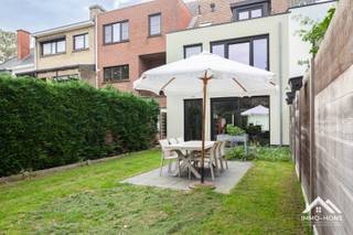 In de Albrecht Rodenbachstraat bevindt zich deze vernieuwde woning met ruime leefruimtes, vier slaapkamers en een aangename tuin. Bij het binnenkomen verwelkomt een ruime, open inkomhal met een apart gastentoilet. De moderne, volledig ingerichte keuken is voorzien van een groot kookeiland en sluit mooi aan op de lichtrijke leefruimte, die een aangenaam zicht biedt op de tuin. Verder is er een ruime berging met rechtstreekse toegang tot de tuin. De woning beschikt over vier ruime slaapkamers en een vijfde, kleinere kamer die eveneens perfect dienst kan doen als bureau of hobbyruimte. Alle kamers genieten dankzij de grote ramen van een mooie natuurlijke lichtinval. De vernieuwde badkamer heeft een hedendaagse designafwerking en is uitgerust met een ruime inloopdouche en een dubbel lavabomeubel. Daarnaast biedt de grote zolder heel wat extra opbergruimte. Buiten kan u genieten van een aangenaam terras en een mooi grasperk, ideaal om in alle rust te ontspannen. Deze vernieuwde woning combineert hedendaags wooncomfort met een praktische indeling, veel lichtinval en een fijne buitenruimte. Inschrijven via mail naar tommy@immo-home.be, geen telefonische inschrijvingen! Volg ons op Fb en Insta. Voor meer info: www.immo-home.be. GRATIS SCHATTING & GRATIS FINANCIEEL ADVIES