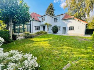 Prachtig gerenoveerde villa met veel lichtinval en zonnige tuin,  gelegen in een residentiële buurt op wandelafstand van 3 scholen en...