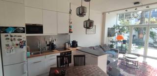 Gelijkvloers wonen met tuin in hartje Antwerpen.<br /><br />In de Milisstraat – een kalme straat in de centrale en gegeerde Kievitwijk- op slechts een steenworp van het Centraal Station, vind je dit charmante gelijkvloers appartement met een royale tuin van 46,5 m² – een groene oase in de stad. Met een woonoppervlakte van ca. 97 m² en een verrassend veelzijdige sous-sol, biedt deze woning comfort, rust én ruimte op een uitzonderlijke locatie.<br /><br />De leefruimte kijkt uit op de prachtig aangelegde tuin en wordt gekenmerkt door een grote raampartij die zorgt voor een overvloed aan natuurlijk licht. De zuid-georiënteerde tuin, met een statige boom als natuurlijke parasol, is een ideale plek voor wie houdt van buitenleven in de stad: perfect voor een koffie in de ochtendzon, een barbecue met vrienden of een boek in de schaduw.<br /><br />In de privatieve sous-sol vind je een volwaardige extra ruimte die tal van mogelijkheden biedt: van thuiswerkplek tot hobbyruimte, fitness of extra bergruimte. Ook de aparte was- en opslagplaats is een praktisch pluspunt.<br /><br />Met tram- en treinverbindingen letterlijk om de hoek en een uitstekende bereikbaarheid voor fietsers en pendelaars, woon je hier bijzonder vlot en goed verbonden. Voeg daarbij de nabijheid van winkels, horeca en andere stedelijke voorzieningen, en je vindt hier een plek waar alles klopt.<br /><br />Of je nu op zoek bent naar een eerste woning, een toekomstgericht appartement op het gelijkvloers, of een interessante investering – deze woning biedt een zeldzame combinatie van rust, bereikbaarheid en potentieel.